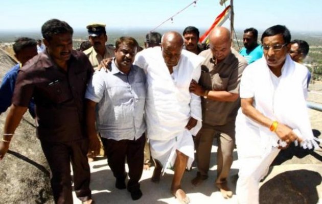Former Prime Minister Deve Gowda climbs Vindyagiri hill barefoot